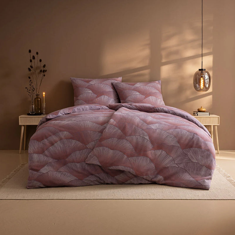 ESTELLA Bettwäsche Alba aubergine im Schlafzimmer